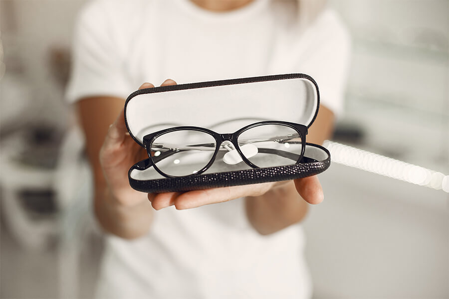 The Benefits of Anti-Reflective Coatings for Optical Lenses